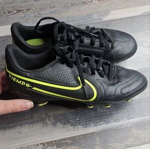 Nike Jr. Tiempo Legend 10 Club Soccer Cleata Size 5Y Black Neon Green